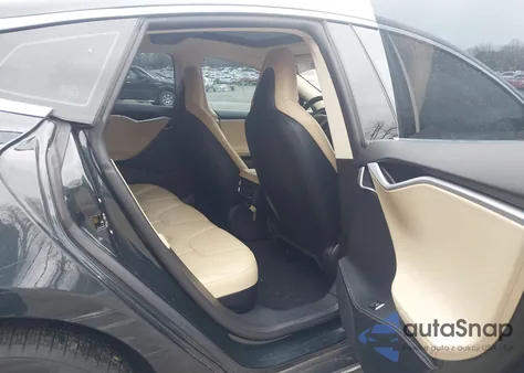 2013 Tesla Model S z USA, uszkodzony, nr VIN 5YJSA1CN2DFP22614